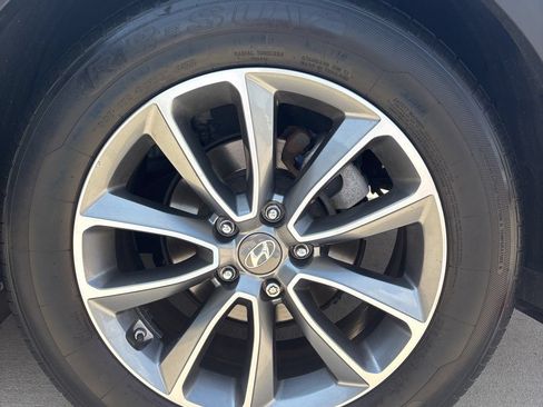 Used 2017 Hyundai Santa Fe SE w/ Cargo Package AWD/4WD image 17