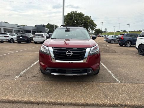 Used 2022 Nissan Pathfinder SL FWD image 2