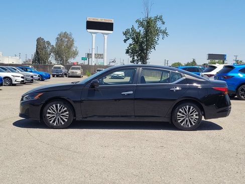 Used 2025 Nissan Altima 2.5 SV FWD image 9