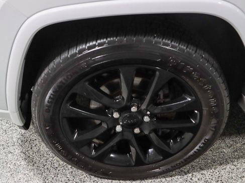 Used 2020 Jeep Grand Cherokee Altitude RWD image 11