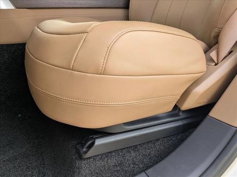 New 2025 Land Rover Range Rover Long Wheelbase SE image 4