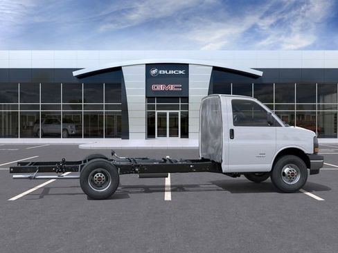 New 2026 GMC Savana 3500 RWD image 5
