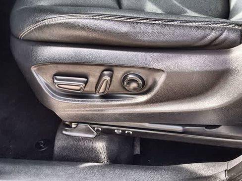 Used 2022 Toyota Corolla Cross XLE image 31