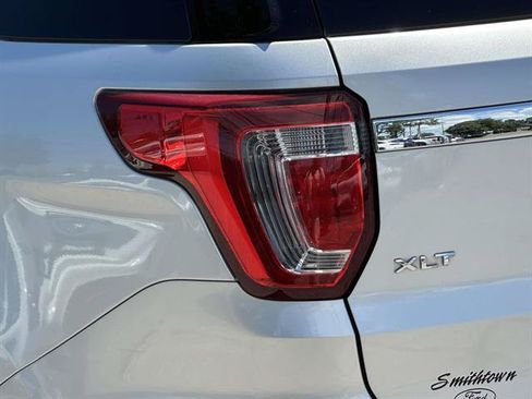 Used 2017 Ford Explorer XLT w/ Equipment Group 202A AWD/4WD image 29