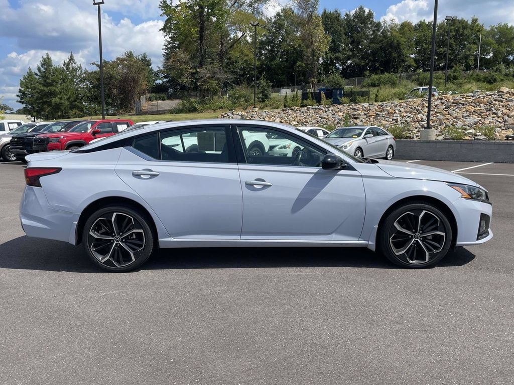 Used 2023 Nissan Altima 2.5 SR w/ SR Premium Package AWD/4WD image 2