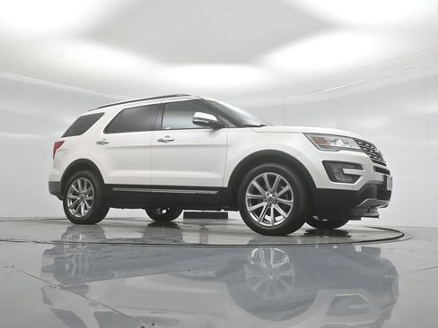 Certified 2017 Ford Explorer Limited FWD image 4