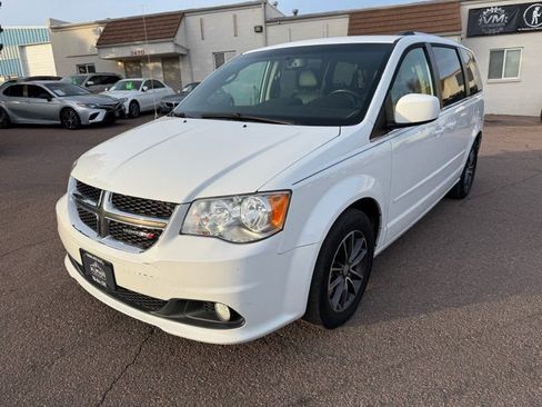 Used 2017 Dodge Grand Caravan SXT image 3