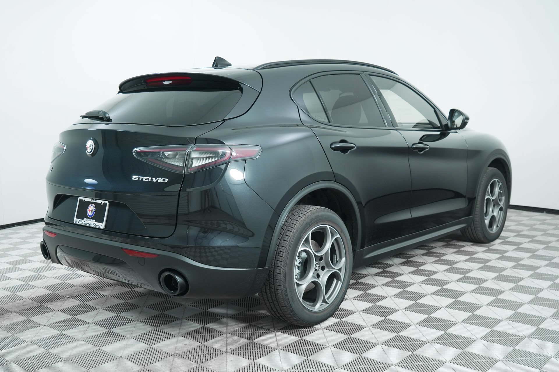 Used 2025 Alfa Romeo Stelvio Sprint AWD/4WD image 7