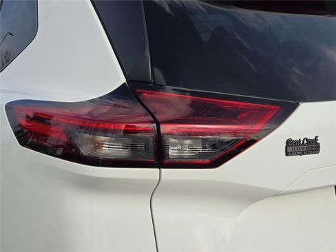 Used 2023 Nissan Rogue S FWD image 9