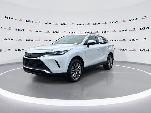 Used 2024 Toyota Venza XLE image 4