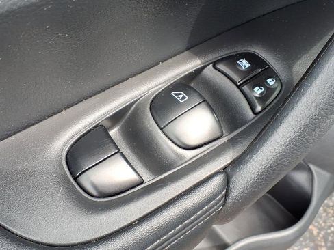 Used 2019 Nissan Rogue S AWD/4WD image 14