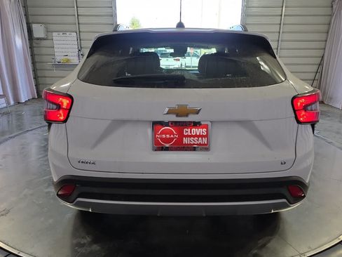 Used 2025 Chevrolet Trax LT FWD image 8