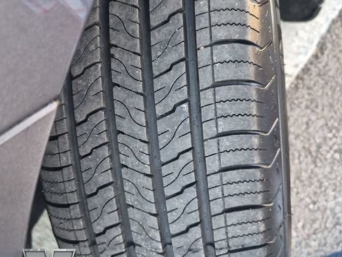 Used 2019 Chrysler Pacifica Touring Plus w/ Tire & Wheel Group FWD image 27