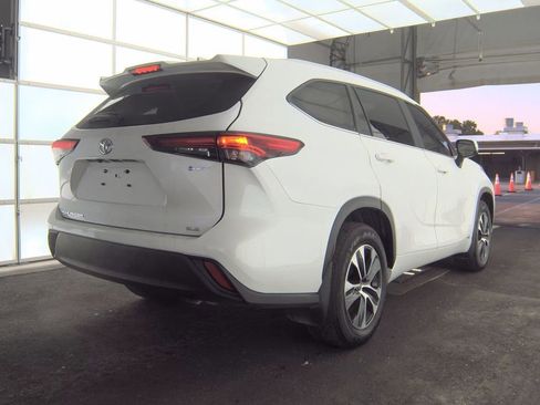 Used 2025 Toyota Highlander XLE image 6