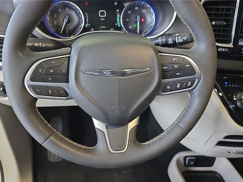 Used 2024 Chrysler Pacifica Touring-L image 27