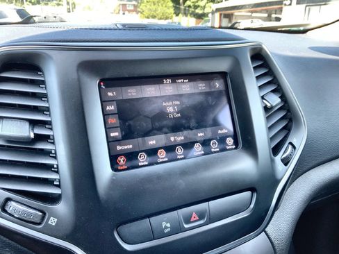 Used 2019 Jeep Cherokee Latitude Plus w/ Cold Weather Group AWD/4WD image 12