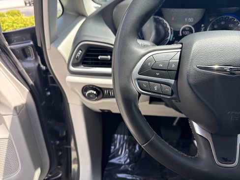 Used 2023 Chrysler Pacifica Touring-L FWD image 19
