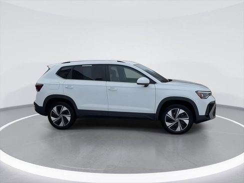 Used 2025 Volkswagen Taos SE image 9