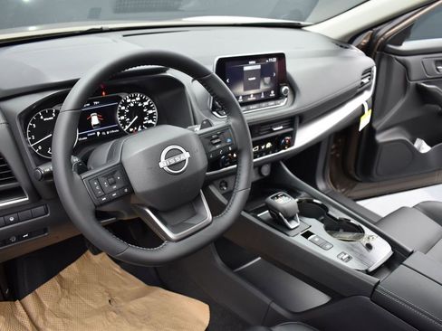 Certified 2025 Nissan Rogue SV w/ SV Premium Package image 7