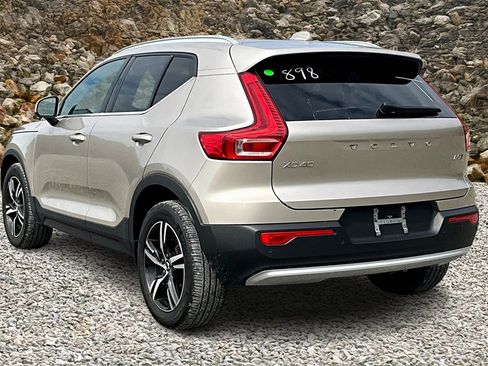 Used 2023 Volvo XC40 B5 Plus image 12
