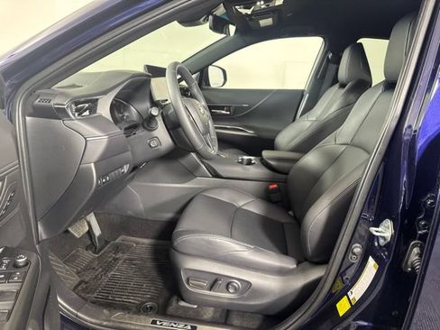 Used 2024 Toyota Venza XLE AWD/4WD image 11