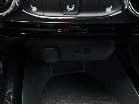 Used 2025 Chevrolet Trax LT w/ LT Convenience Package FWD image 23