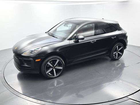 Certified 2025 Porsche Macan AWD/4WD image 35