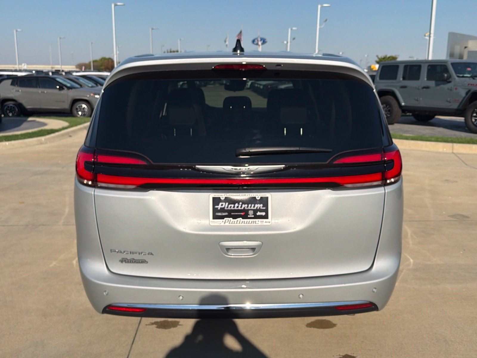 Used 2024 Chrysler Pacifica Touring-L FWD image 4