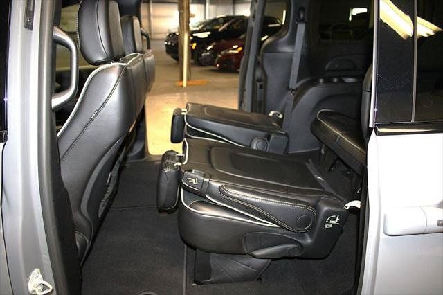 Certified 2025 Chrysler Pacifica Limited FWD image 30