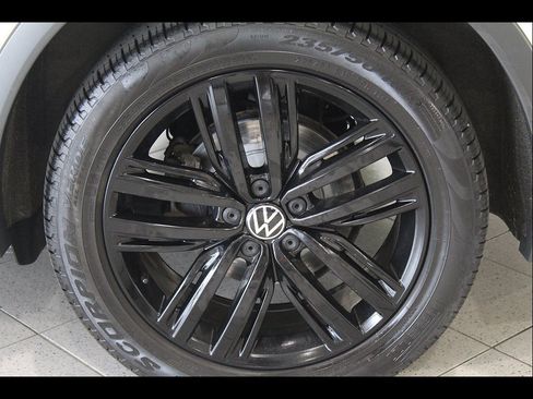Used 2022 Volkswagen Tiguan SE R-Line AWD/4WD image 11