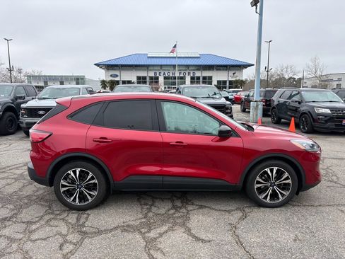 Used 2022 Ford Escape SE w/ SE Sport Appearance Package image 4