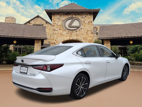 Used 2025 Lexus ES 300h w/ Premium Package image 2