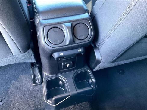 Used 2020 Jeep Wrangler Unlimited Sahara image 32