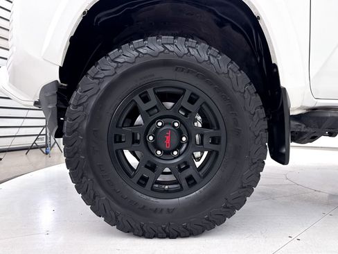 Used 2020 Toyota Tacoma TRD Sport w/ Technology Package AWD/4WD image 13