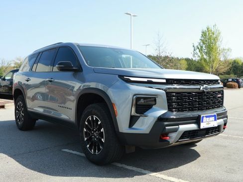 Used 2024 Chevrolet Traverse Z71 image 3