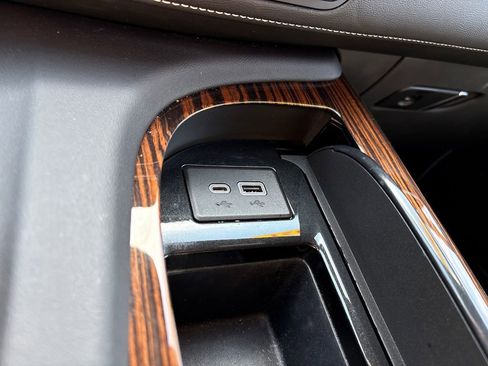 Used 2021 Cadillac Escalade Luxury AWD/4WD image 22