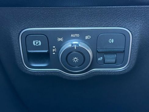 Used 2023 Mercedes-Benz GLB 250 image 32