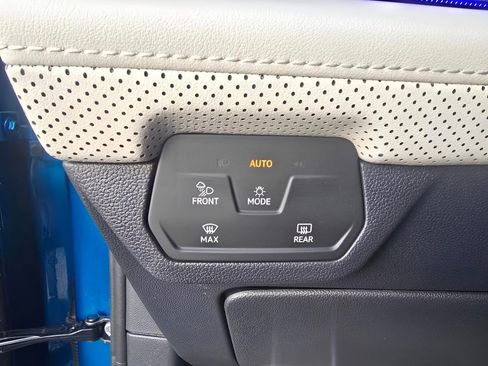 Used 2025 Volkswagen Atlas Cross Sport SEL Premium R-Line image 18