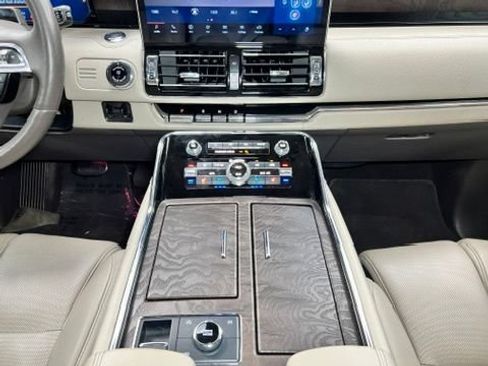 Used 2023 Lincoln Navigator Reserve AWD/4WD image 11
