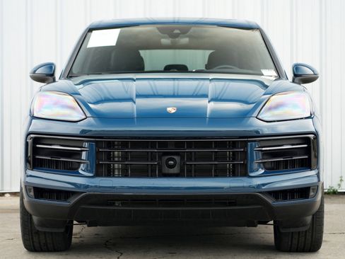 Used 2024 Porsche Cayenne w/ Premium Package image 7