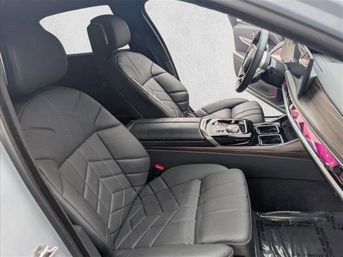 Used 2023 BMW 740i image 21