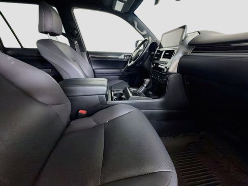 Used 2023 Lexus GX 460 Premium w/ Accessory Package AWD/4WD image 32