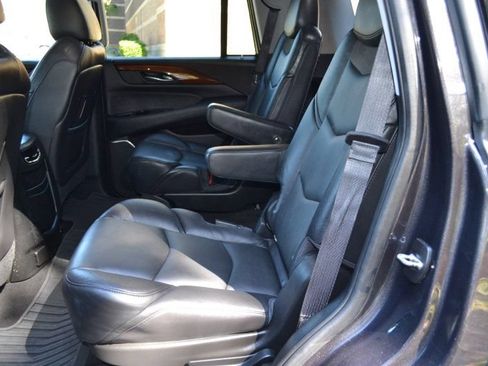 Used 2018 Cadillac Escalade Luxury AWD/4WD image 29