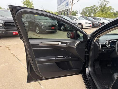 Used 2018 Ford Fusion SE w/ Fusion SE Technology Package FWD image 10