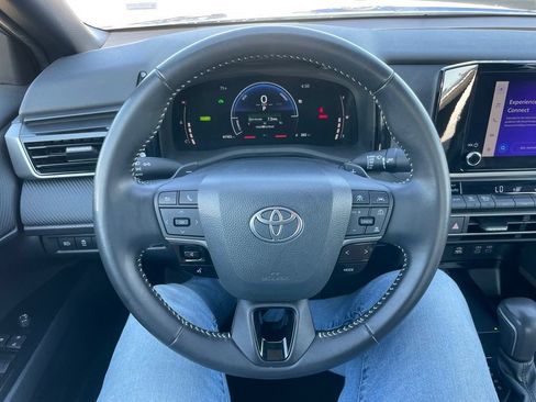 Used 2025 Toyota Camry SE FWD image 19