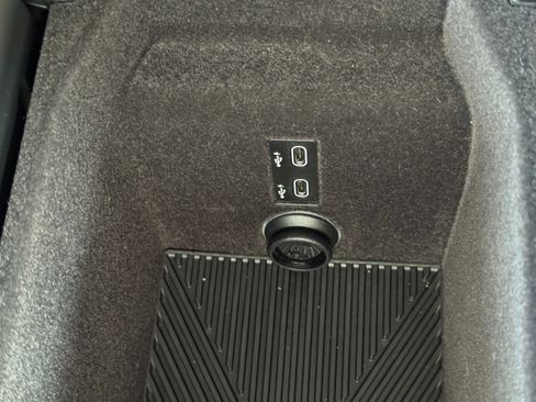Used 2023 BMW 740i w/ Parking Assistance Package RWD image 37