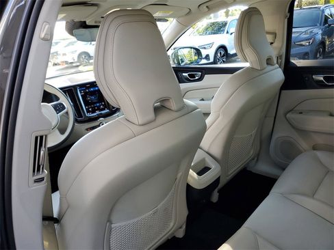 Certified 2022 Volvo XC60 B5 Momentum image 13