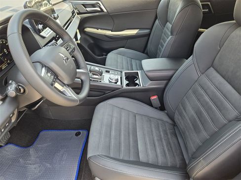 New 2025 Mitsubishi Outlander SE image 9