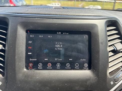Used 2019 Jeep Cherokee Latitude Plus w/ Cold Weather Group FWD image 15