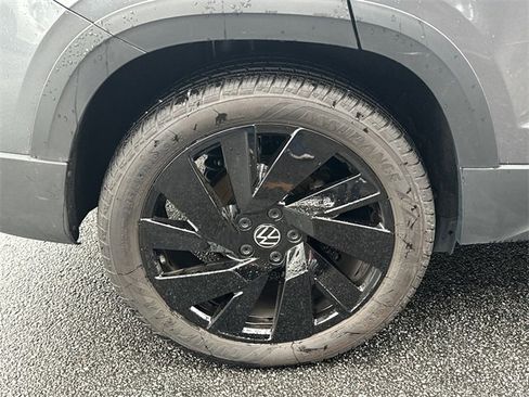 Certified 2024 Volkswagen Taos SE image 17